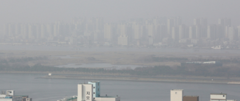 부산지역에 초미세먼지 주의보가 발령된 15일 오전 부산 강서구 명지국제신도시 일대가 희뿌연 미세먼지에 둘러싸여 있다. 정종회 기자 jjh@