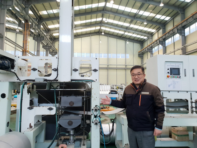 서번산업엔지니어링의 정용환 대표가 부산 강서구 화전동의 본사 공장에서 공기정화기의 생산 과정과 원리에 대해 설명하고 있다.