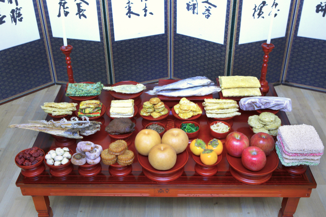 차례상 차리기는 지역마다 다르지만 상 차림 원칙은 거의 비슷하다. 원칙은 지키되 간소하게 차려 가족의 화목을 지키는 설이 되길 기대한다. 예드림 제공