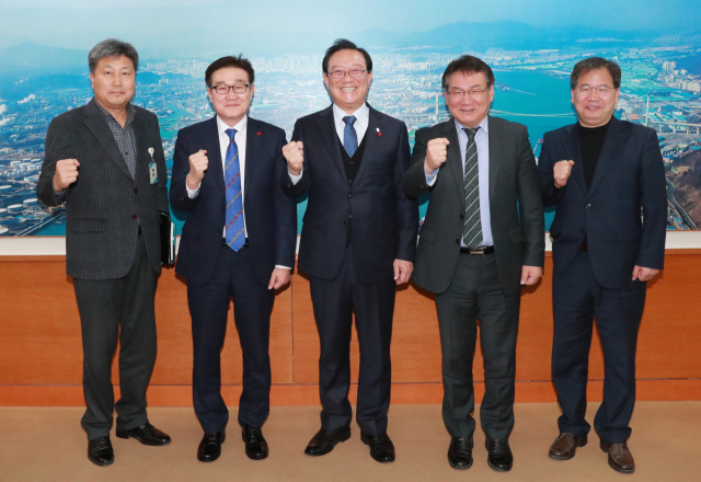 지난 14일 울산시장실에서 송철호 시장과 김일권 시장, 서형수 국회의원이 간담회를 가진 후 화이팅을 외치고 있다. 서형수 의원실 제공