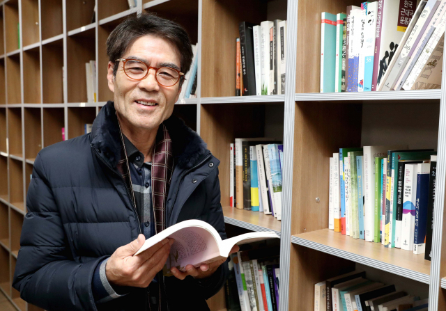 소설가 김헌일은 소설집 에서 현대의 위기 상황을 극복하기 위한 방안으로 인간애를 강조하고 있다. 강원태 기자 wkang@