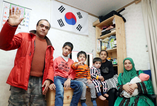 지난 2014년 난민 지위를 취득한 파키스탄 출신 칼리드 발로츠 무하마드 자이 씨와 가족들이 부산 사상구 괘법동 집에서 “한국에서 난민으로 살아가기가 힘들다”고 얘기하고 있다. 강원태 기자 wkang@