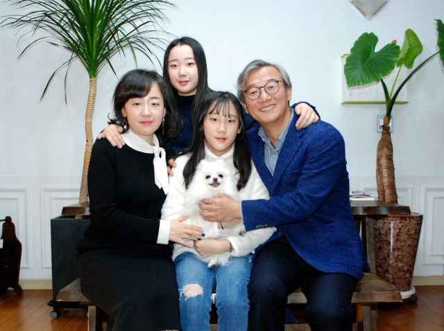 전재수 의원 가족이 반려견 별이를 통해 생명에 대해 다시 배우고 익히는 소중한 시간을 보내고 있다. 전재수 의원실 제공