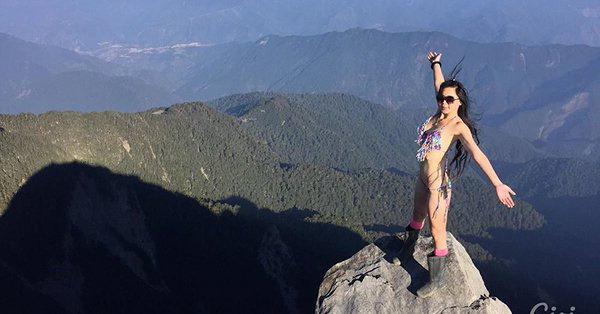 우지윈이 산 정상에서 비키니 수영복을 입고 기념 촬영을 하고 있는 모습. 트위터