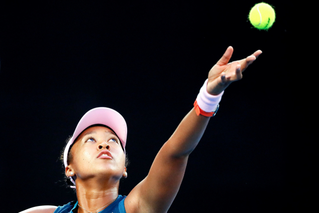 오사카 나오미(일본)가 26일 페트라 크비토바(체코)와의 호주오픈 테니스대회 여자단식 결승에서 서브를 넣고 있다. AFP로이터연합뉴스