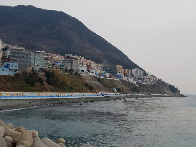 영도의 서쪽, 영선2동 절벽 위에 자리잡은 흰여울 문화마을 전경. 해안을 따라 이어진 절영 해안산책로는 중리마을까지 이어진다.