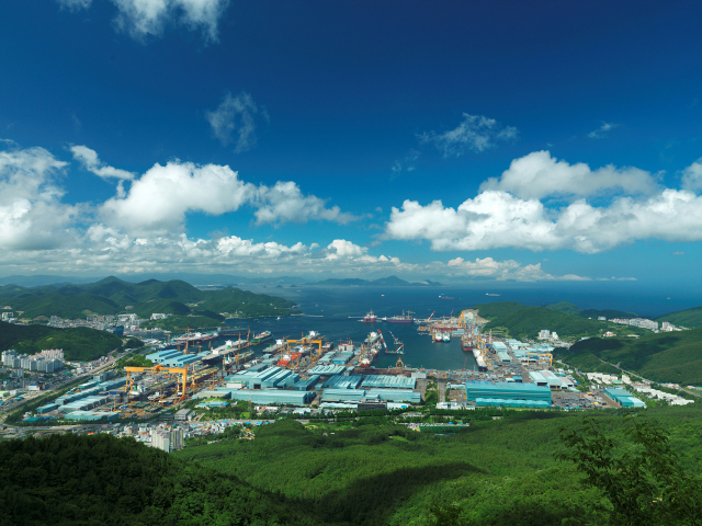 코로나19 장기화와 현대중공업과의 합병 이슈 등 연이은 악재로 연초 부진에 허덕이던 대우조선해양은 중반 이후 연이은 잭팟을 터트리며 올해 수주 목표 조기 달성에 성공했다. 사진은 대우조선해양 거제 옥포조선소 전경. 부산일보 DB