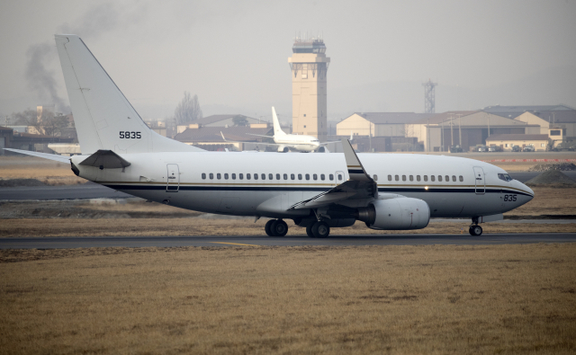 방한 중인 스티븐 비건 미국 국무부 대북정책 특별대표가 탑승한 것으로 추정되는 비행기가 6일 오전 오산 미군기지에서 이륙하고 있다. 비건 특별대표는 이날 평양에서 북한 측 카운터파트인 김혁철 전 스페인 주재 북한대사와 북·미 정상회담 실무협상을 가질 예정이다. 연합뉴스