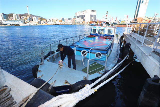 발 묶인 부산 영도구 대평동 깡깡이 마을 유람선. 정종회 기자 jjh@