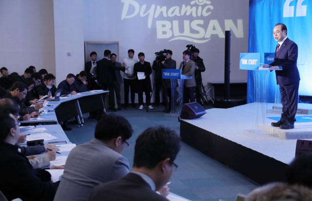 오거돈 부산시장이 지난달 3일 오전 시청 대회의실에서 2019년도 시정운영방향에 대한 프레스 미팅을 하고 있다. 부산시는 ‘부산·서울 올림픽 공동 유치’ 제안 입장을 11일 공식 발표할 예정이다. 강원태 기자 wkang@