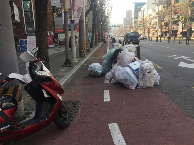 부산 남구 용호동 경성대 인근 자전거 전용도로가 불법 주차 오토바이와 쓰레기 더미 등으로 몸살을 앓고 있다.