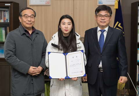 한국농수산대학 채소학과 졸업생인 김도혜 학생(가운데)과 허태웅 총장(오른쪽).