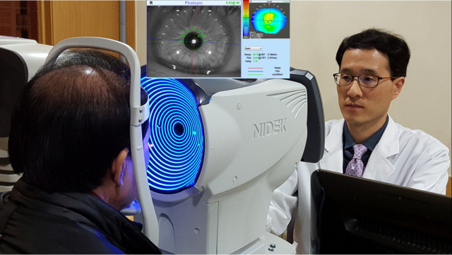 이안과 최봉준 원장이 진료하는 모습.