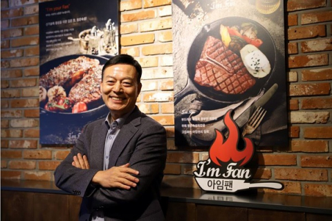 빙온숙성 스테이크하우스 아임팬 1호 잠원점 매장 앞에선 타스씨앤엠 김진기 회장.