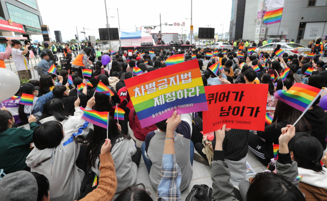 지난해 10월 13일 부산 해운대구 구남로에서 열린 성소수자 문화축제인 ‘제2회 부산퀴어문화축제’에서 참석자들이 피켓과 깃발을 흔들고 있다. 성소수자들은 사회적 혐오에 맞서 점점 자신들의 목소리를 키우고 있다. 부산일보DB