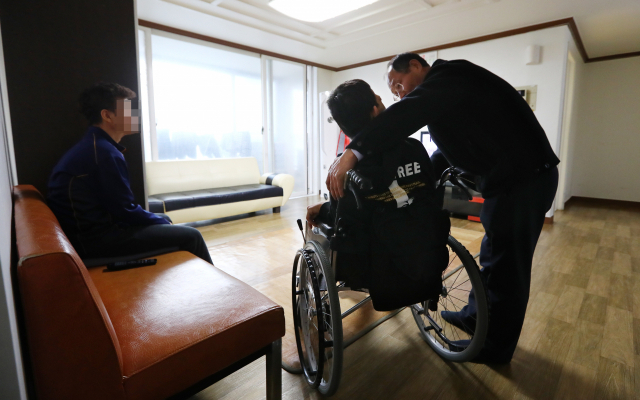 탈시설 이후 자립 훈련을 받고 있는 부산의 한 체험홈 거주 장애인들. 최근 장애인들의 시설 밖 자립 등이 적극 추진되고 있지만, 부족한 인프라 등으로 탈시설에 실패할 경우 돌아갈 곳이 없는 부작용이 발생하고 있다. 정종회 기자 jjh@busan.com