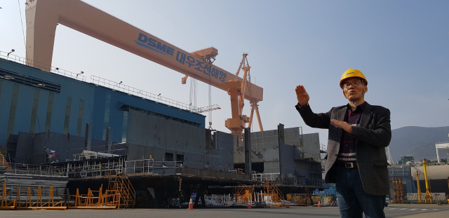 4·3 아주장터 독립만세운동 재연 행사를 주관해 온 허상구 아주동번영회장이 만세 시위의 시발점이 된 당등산 위치를 설명하고 있다. 윤택근이 ‘대한 독립 만세’를 선창한 곳이 지금의 ‘민주광장’이다. 거제 항일 운동의 진원지가 이제 노동 운동의 성지로 바뀐 셈이다.