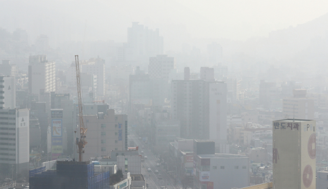 부산지역에 초미세먼지 주의보가 발령된 15일 오전 부산 사하구 도심 일대가 희뿌연 미세먼지에 둘러싸여 있다. 정종회 기자 jjh@
