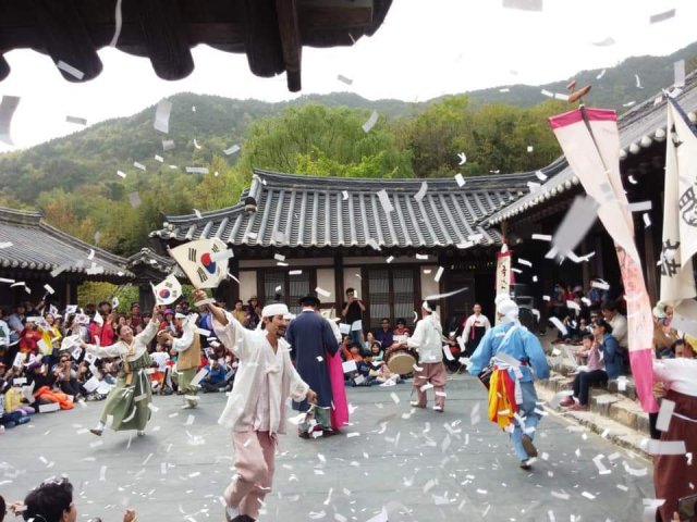 3·1 만세운동 100주년을 맞는 다음 달 1일, 경남 하동군 최참판댁 일원에서 주민과 관광객이 참여해 100년 전 만세운동을 재연하는 퍼포먼스가 진행된다. 사진은 극단 ‘큰들’이 매주말 진행하는 정기공연 ‘최참판댁 경사났네’ 한 장면. 하동군 제공