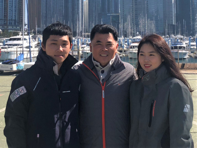 부산 요트 국가대표 가족인 김정철(가운데) 감독과 김동욱(왼쪽), 김지아 선수.