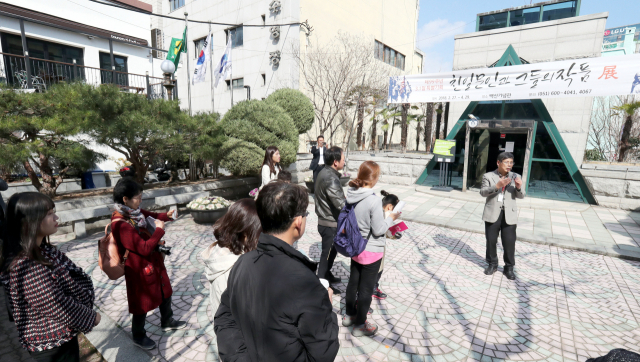 지난해 3월 10일 부산 중구 백산기념관 마당에서 열린 ‘2018 뚜벅뚜벅 부산 건축 투어’ 행사 모습. 부산일보DB