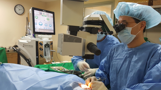 이안과의원 최봉준 원장이 환자의 눈 상태를 확인하고 있다. 이안과의원 제공