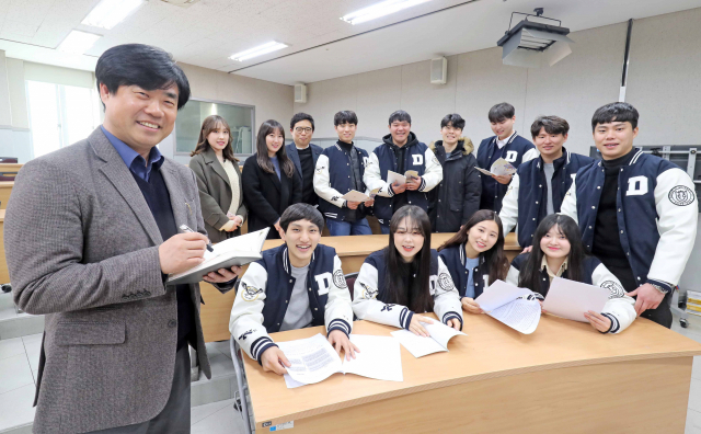 동아대학교 대표학과인 경영학과는 교육개혁을 통해 미래를 준비하고 있다. 부산 서구 부민동 동아대 부민캠퍼스 종합강의동 경영학과 강의실에서 유재욱(왼쪽) 경영학과장과 학생들이 새로 개편된 교과과정에 대해 이야기를 나누고 있다. 김경현 기자 view@