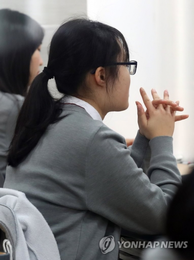 7일 오전 서울 동작구 수도여자고등학교에서 열린 올해 첫 전국연합학력평가에서 3학년 학생들이 시험을 준비하고 있다. 연합뉴스