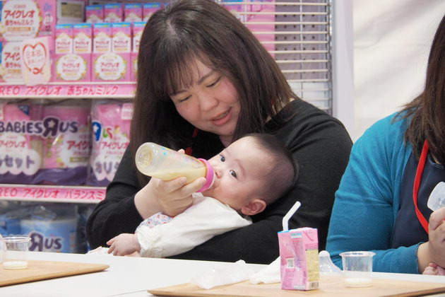 한 여성이 체험 행사장에서 아이에게 액상 분유를 먹이고 있다. 허핑턴포스트일본판