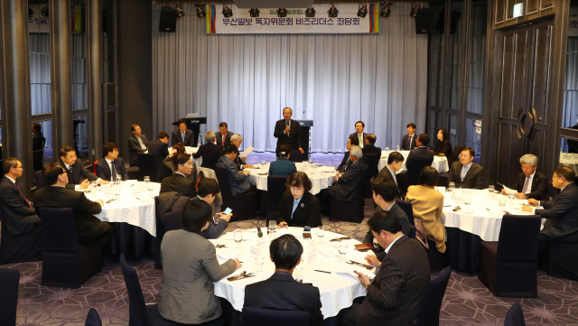 제2기 부산일보 독자위원회 ‘비즈 리더스’ 4차 좌담회가 18일 부산 영도구 봉래동 라발스호텔 4층 연회장에서 열려 부산일보 지면에 대한 평가 등 다양한 의견을 나눴다. 정종회 기자 jjh@