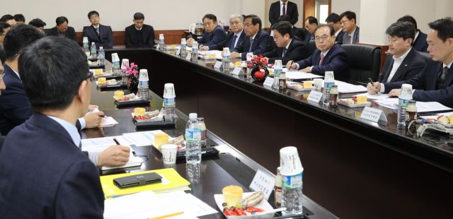 오거돈 부산시장과 자동차 부품 협력업체 대표들이 참가한 ‘부산지역 자동차 부품업계 현안 긴급 간담회’가 19일 오전 부산 강서구 지사과학산업단지 내 이든텍(주)에서 열렸다. 강선배 기자 ksun@