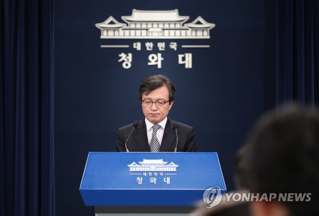 취재진 질문 받는 김의겸 청와대 대변인 (2018.12.5)