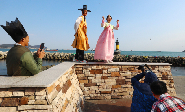 대만 삼립TV 간판 예능프로그램인 ‘아이완커(I-Walker)’의 제작팀이 23일 오후 부산의 대표적인 관광지 중 한곳인 송도해수욕장에서 촬영을 하고 있다. 정종회 기자 jjh@