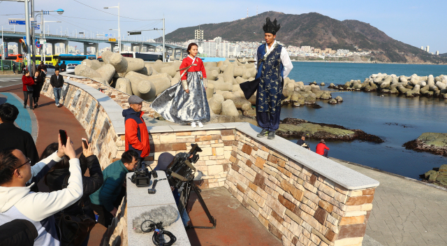 대만 삼립TV 간판 예능프로그램인 ‘아이완커(I-Walker)’의 제작팀이 23일 오후 부산의 대표적인 관광지 중 한곳인 송도해수욕장에서 촬영을 하고 있다. 정종회 기자 jjh@