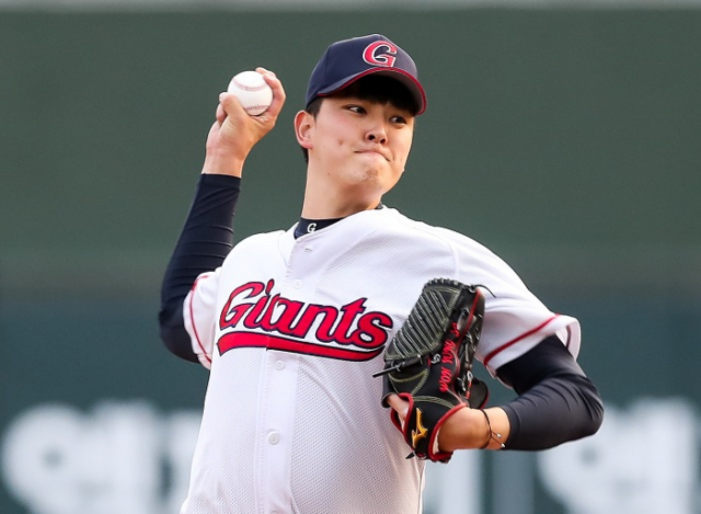 시즌 첫 등판에서 호투한 선발투수 김원중. 부산일보DB