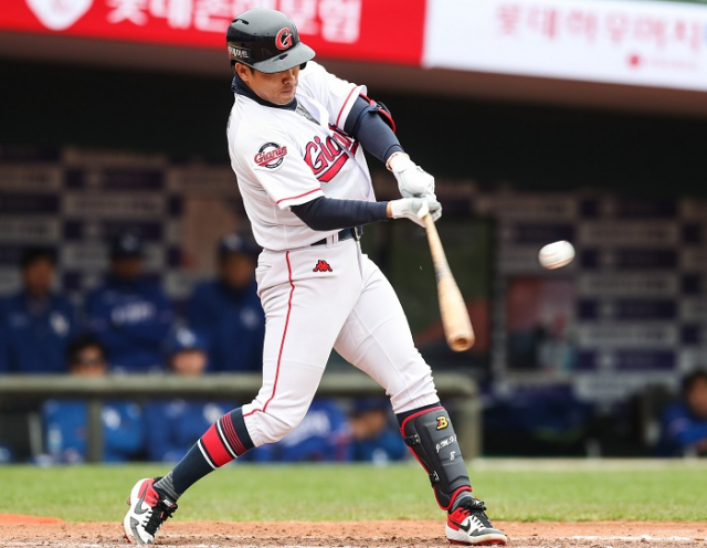 키움전에서 결승 2점홈런을 날린 전준우. 부산일보DB