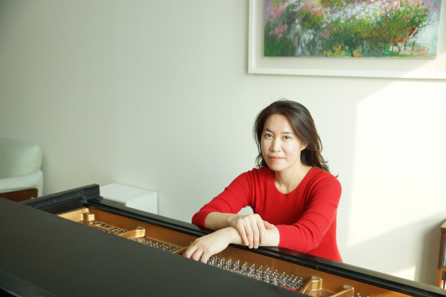 피아니스트 박정희 교수가 28일 공연을 앞두고 자신의 연습실 피아노 앞에 앉아 있는 모습. 아트뱅크코레아 제공