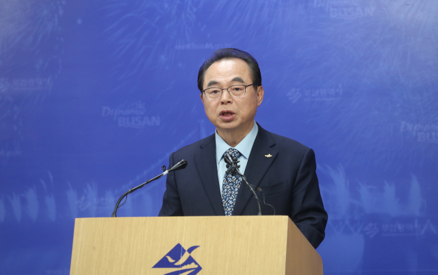 오거돈 부산시장이 1일 부산시청 기자회견장에서 2019년 한-아세안 특별정상회의 개최 환영 기자회견을 갖고 있다. 이재찬 기자 chan@