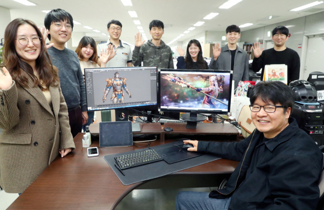 마상소프트는 게임 개발 업체들이 스마트폰 게임 시장에 올인할 때 저작권을 사들여 PC 게임에 집중했다. 지난달 25일 부산 해운대구 우동 사무실에서 만난 강삼석(앉은 사람) 대표와 직원들. 강원태 기자 wkang@