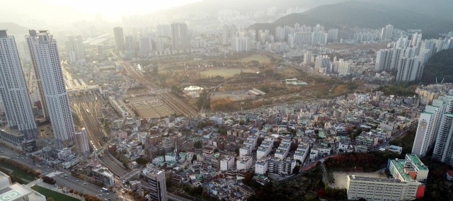 시민자문위원회의 최종 자문안 확정이 임박한 부산시민공원 재정비촉진지구. 부산시는 공공성을 높이겠다는 방침인데, 해당 조합들은 부산시의 오락가락 행정을 비판한다. 부산일보 DB