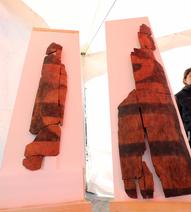 국립경주문화재연구소가 2일 경주 월성 발굴 현장에서 공개한 나무 방패. 연합뉴스