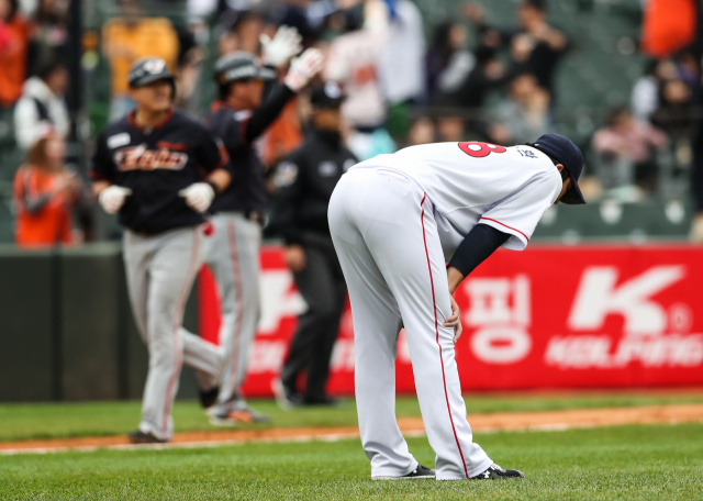 7일 롯데 자이언츠의 장시환이 한화 이글스와의 홈경기에서 3회초 상대 타자 정은원에게 스리런 홈런을 맞고는 아쉬워하고 있다. 윤민호 프리랜서 yunmino@naver.com