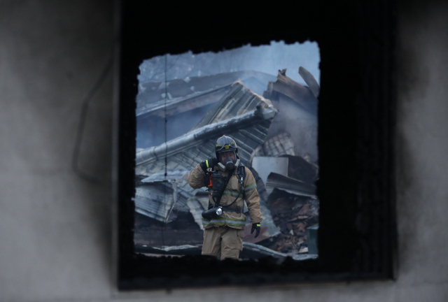 강원도를 뒤덮은 산불에 전국 소방관들이 지역을 가리지 않고 밤새 달려가 진화작업에 힘쓴 것을 계기로 소방관 국가직 논의가 다시 힘을 얻고 있다. 지난 5일 청와대 국민청원 홈페이지에 올라온 ‘소방공무원을 국가직으로 전환해 주세요’라는 제목의 청원은 이틀이 지난 7일 15만 명으로부터 지지를 받고 있다. 사진은 지난 5일 강원도 속초시 장천마을에서 화재진압 작업을 하는 소방관 모습. 연합뉴스