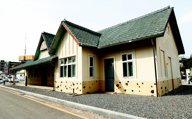 1934년 동해남부선에서 최초로 완공된 역사로 문화재로 등록 예고된 ‘부산 옛 동래역사’. 정종회 기자 jjh@