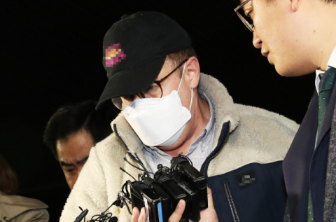 마약류 관리에 관한 법률 위반 혐의로 체포된 방송인 하일(미국명 로버트 할리) 씨가 9일 오전 경기도 수원시 경기남부지방경찰청 사이버수사대에서 조사를 마친 후 수원남부경찰서 유치장으로 입감되고 있다. [사진=연합뉴스]