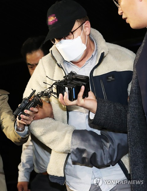 고개 숙인 로버트 할리(수원=연합뉴스)