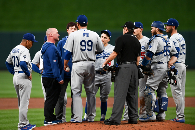 LA 다저스의 류현진(99번)이 9일 세인트루이스 카디널스전에서 경기 도중 코칭 스태프와 자신의 부상 정도에 대해 의논하고 있다. PENTA PRESS연합뉴스