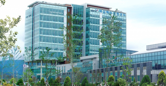 김해시가 미래 먹거리 산업으로 준비 중인 의생명산업에 대해 오는 2022년까지 관내 7대 산업에 진입시키겠다는 목표를 세웠다. 사진은 김해의생명센터건물 모습. 김해의생명융합재단 제공