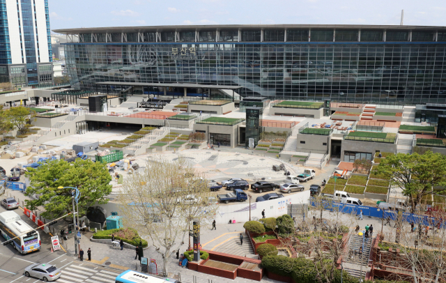 오는 30일 준공을 앞둔 부산 동구 초량동 부산역 광장. 부산시는 분수대를 없애고 광장으로 조성하려 계획했으나 행정적 문제로 철거가 보류되면서 당분간 분수대를 존치키로 했다. 김경현 기자 view@