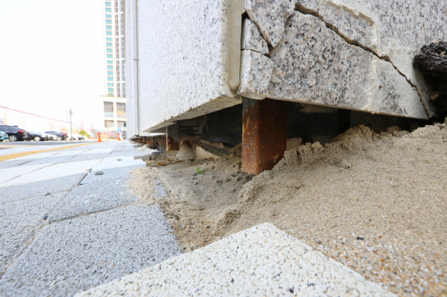 부산 강서구 명지동 부산지검 서부지청 건물 서편 50m 구간의 보도블록이 건물 내부 골조가 보일 정도로 내려앉아 원인을 두고 부실시공인지, 지반침하인지 논란이 일고 있다. 정종회 기자 jjh@